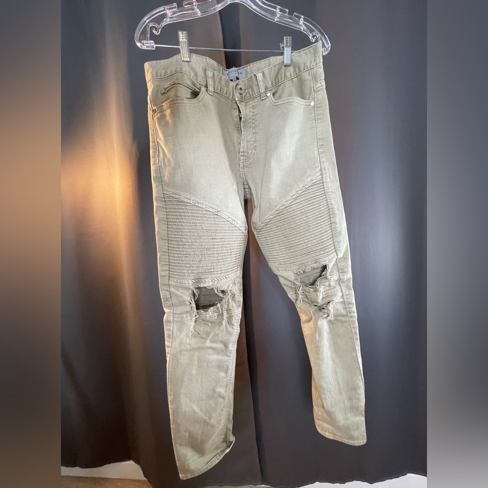 Bullhead stacked skinny jeans with texture thigh and ripped style.